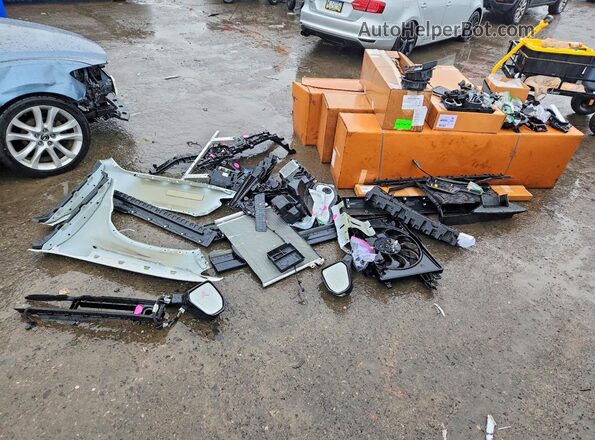 7FCTGAAL7PN022768 2023 RIVIAN R1T Белый Вид подкапотного пространства