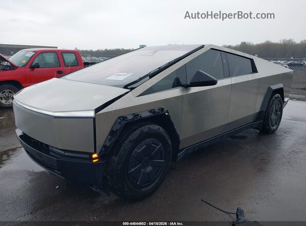 7G2CEHED0SA062523 2025 TESLA CYBERTRUCK Silver Vista tres cuartos delantera izquierda