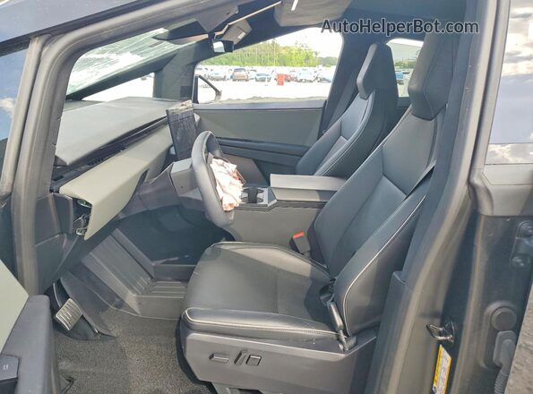 7G2CEHED2SA066069 2025 TESLA CYBERTRUCK Black Widok wnętrza z przodu