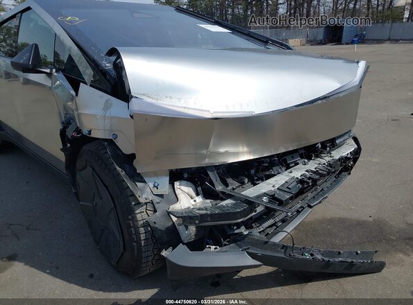 7G2CEHED4SA060001 2025 TESLA CYBERTRUCK Silver Widok z przodu
