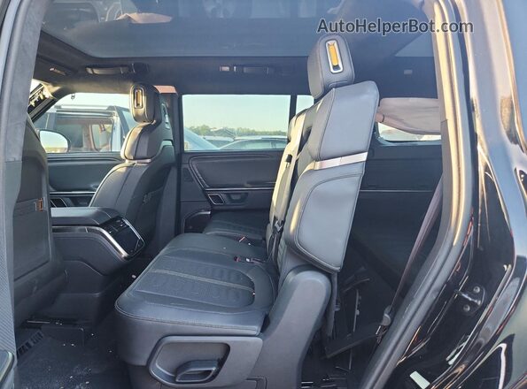 7PDSGABA3PN025688 2023 RIVIAN R1S Черный Вид задней части салона