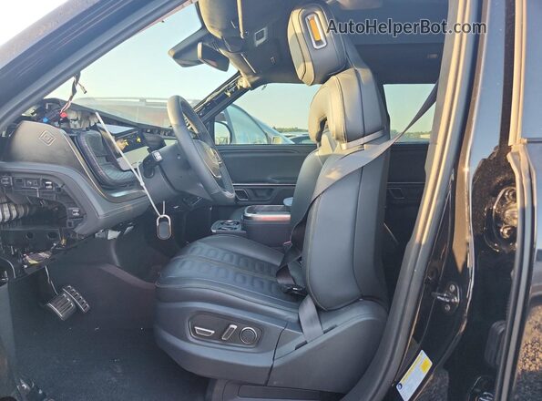 7PDSGABA3PN025688 2023 RIVIAN R1S Черный Вид салона спереди