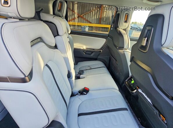 7PDSGCBA7TN083776 2026 RIVIAN R1S Black Widok wnętrza z tyłu