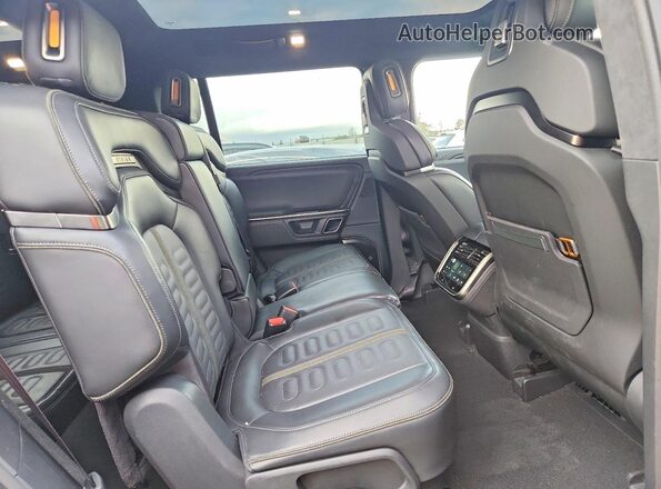 7PDSGCBA8RN038614 2024 RIVIAN R1S Gray Widok wnętrza z tyłu