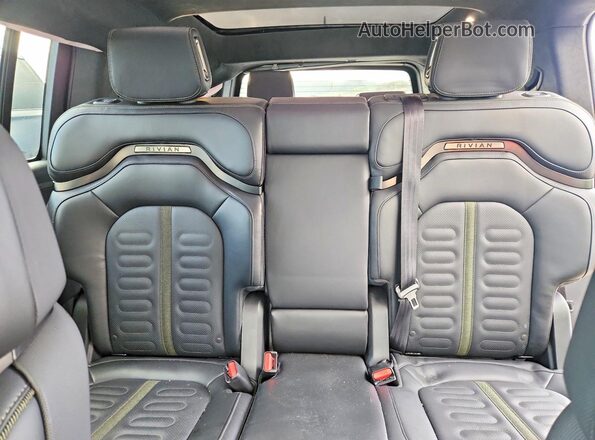 7PDSGCBA8RN038614 2024 RIVIAN R1S Gray Widok tylnych siedzeń