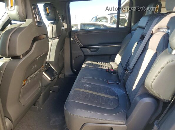 7PDSGGBA1TN080010 2026 RIVIAN R1S Silver Вид задньої частини салону