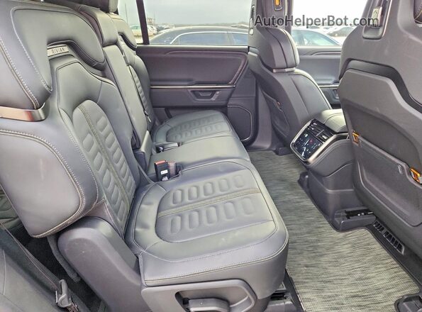 7PDSGGBA7TN079539 2026 RIVIAN R1S Серебряный Вид задней части салона