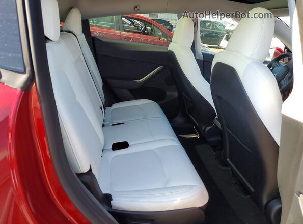 7SAYGAEE6RF057068 2024 TESLA MODEL Red Widok tylnych siedzeń