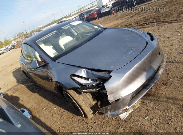 7SAYGAEE7RF112644 2024 TESLA MODEL Y Серый Передняя правая четверть
