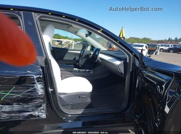 7SAYGAEE9RF116260 2024 TESLA MODEL Y Black Вид салону спереду