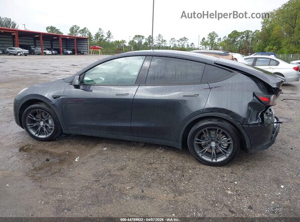 7SAYGDED0SF228847 2025 TESLA MODEL Y Gray Vista interior trasera