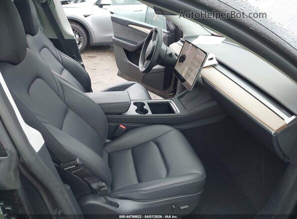 7SAYGDED0SF228847 2025 TESLA MODEL Y Gray Vista interior delantera