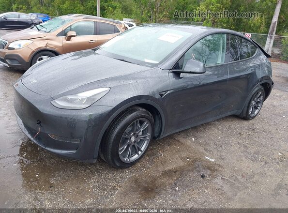 7SAYGDED0SF228847 2025 TESLA MODEL Y Gray Vista tres cuartos delantera izquierda