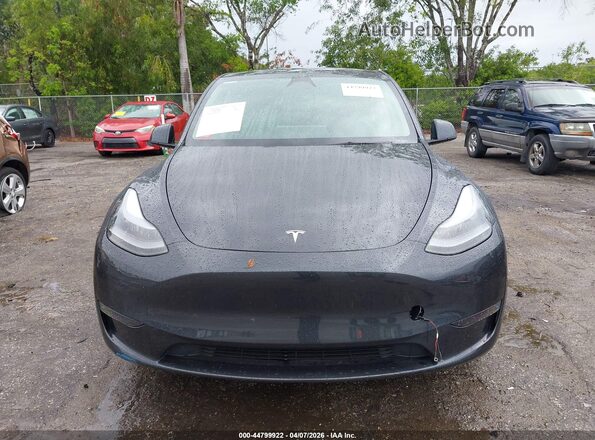 7SAYGDED0SF228847 2025 TESLA MODEL Y Gray Vista del salpicadero
