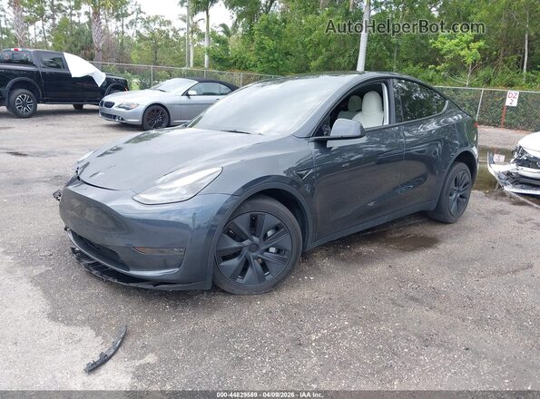 7SAYGDED0SF231375 2025 TESLA MODEL Y Gray წინა მარცხენა ხედი სამი მეოთხედიდან