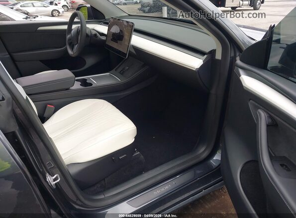 7SAYGDED0SF231375 2025 TESLA MODEL Y Gray წინა სალონის ხედი