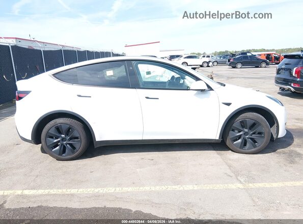 7SAYGDED2SA337839 2025 TESLA MODEL Y White Vista interior trasera