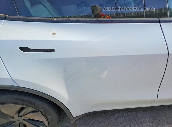 7SAYGDED3TA494698 2026 TESLA MODEL White Vista de los asientos traseros