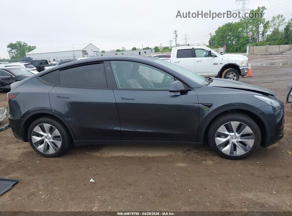 7SAYGDED6RF087311 2024 TESLA MODEL Y Black Widok wnętrza z tyłu