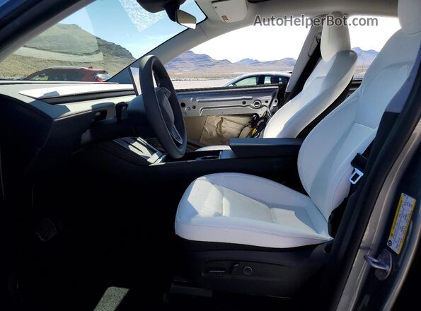 7SAYGDEDXTA598282 2026 TESLA MODEL Silver Widok wnętrza z przodu