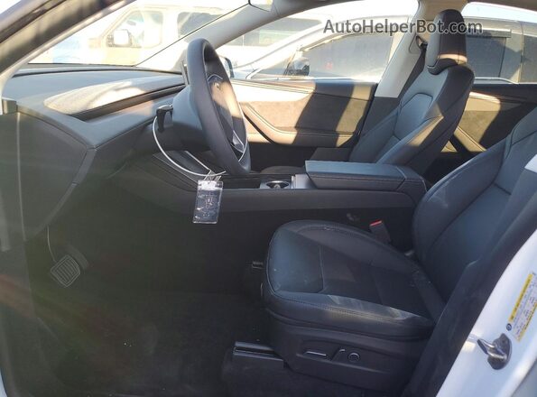 7SAYGDEE0TA587848 2026 TESLA MODEL White Front interior view
