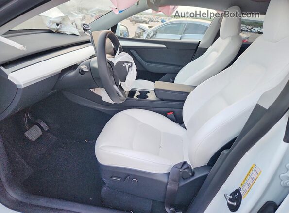 7SAYGDEE1RA272906 2024 TESLA MODEL White Widok wnętrza z przodu