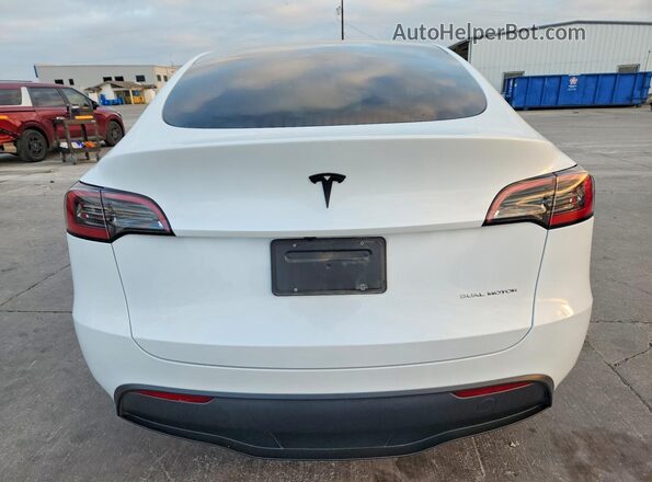7SAYGDEE1RA272906 2024 TESLA MODEL White Widok z tyłu