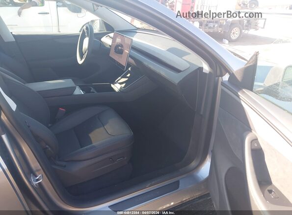 7SAYGDEE1TF430073 2026 TESLA MODEL Y Gray Vista interior delantera