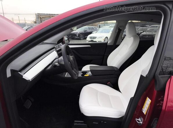 7SAYGDEE2RA258805 2024 TESLA MODEL Red Vista del salpicadero