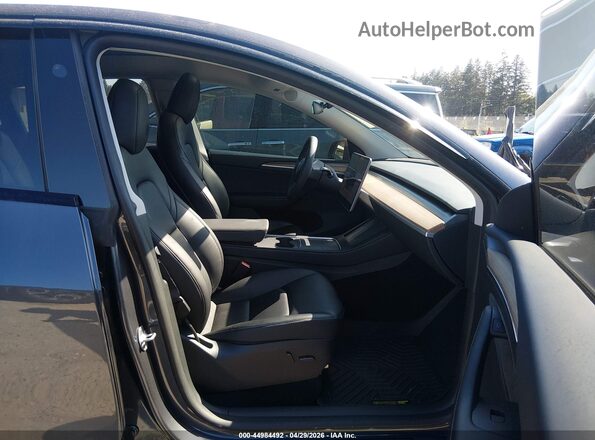 7SAYGDEE3PF935814 2023 TESLA MODEL Y Серый Вид салона спереди