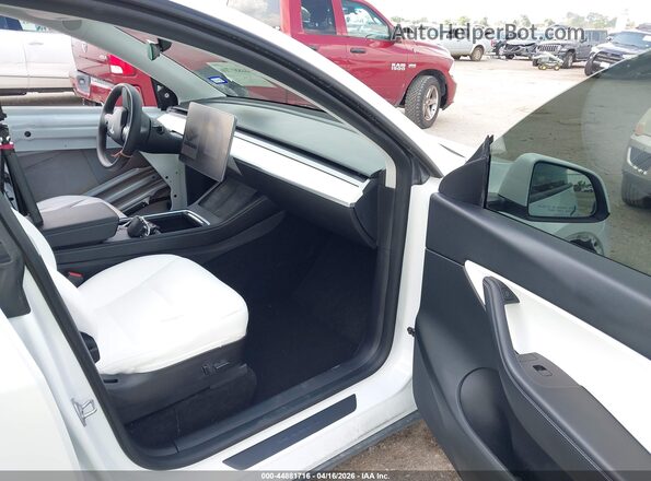 7SAYGDEE5NF339746 2022 TESLA MODEL Y White Front interior view