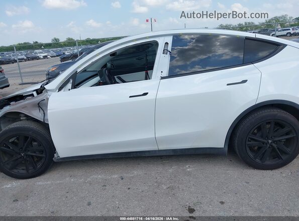 7SAYGDEE5NF339746 2022 TESLA MODEL Y White Rear interior view