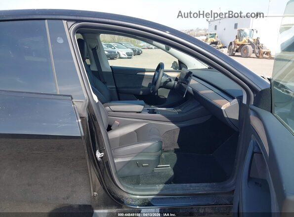7SAYGDEE6SA360372 2025 TESLA MODEL Y Black Widok wnętrza z przodu