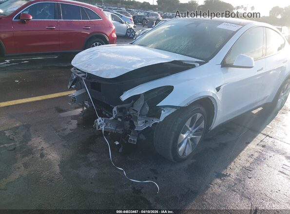 7SAYGDEE7PA149348 2023 TESLA MODEL Y White Widok z przodu