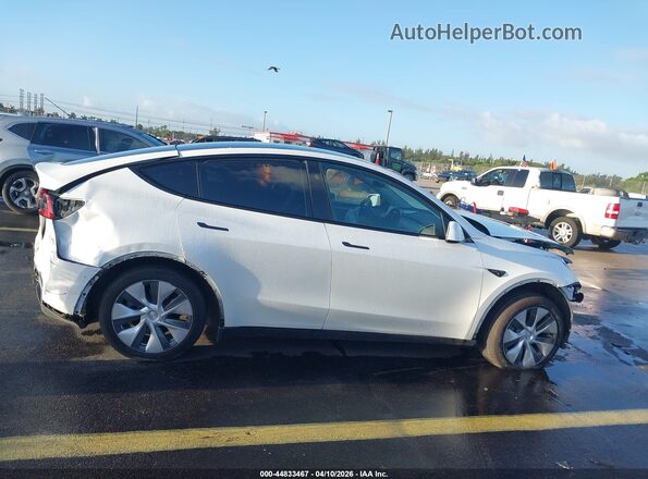7SAYGDEE7PA149348 2023 TESLA MODEL Y White Widok wnętrza z tyłu