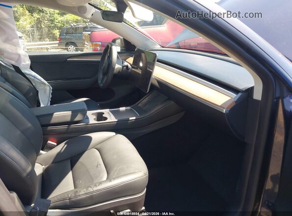 7SAYGDEE7RA305942 2024 TESLA MODEL Y Gray Widok wnętrza z przodu