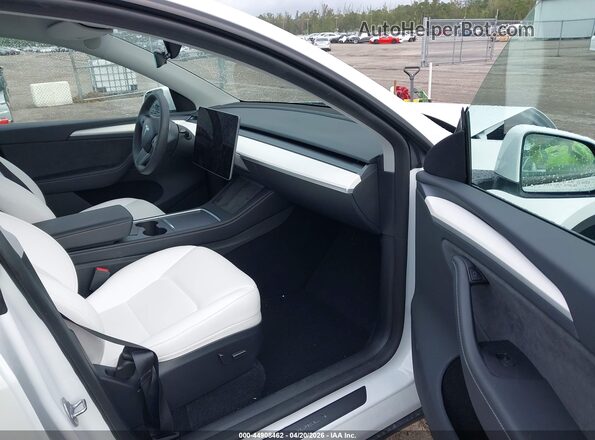 7SAYGDEE7RA321199 2024 TESLA MODEL Y White Вид салону спереду