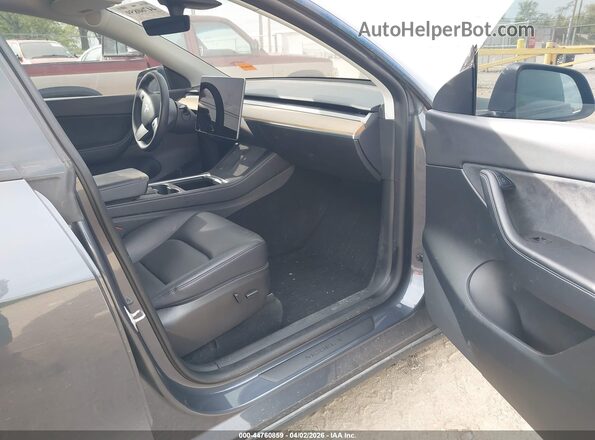 7SAYGDEE8NA009256 2022 TESLA MODEL Y Gray წინა სალონის ხედი