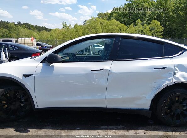 7SAYGDEE8NA013582 2022 TESLA MODEL Y White Widok wnętrza 360 stopni