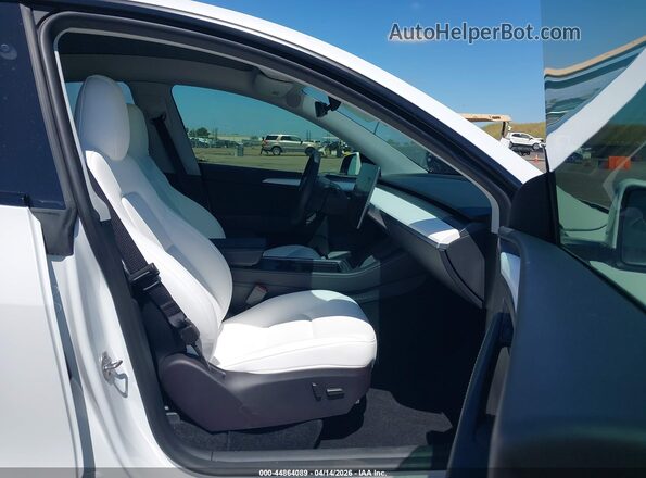 7SAYGDEE9RF115689 2024 TESLA MODEL Y White წინა სალონის ხედი