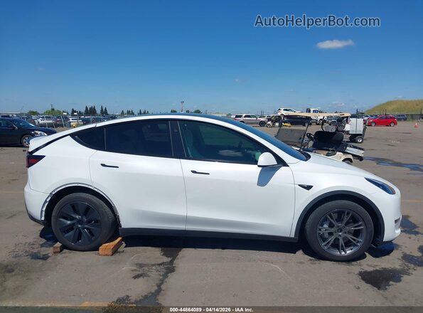 7SAYGDEE9RF115689 2024 TESLA MODEL Y White ხელსაწყოთა პანელის ხედი