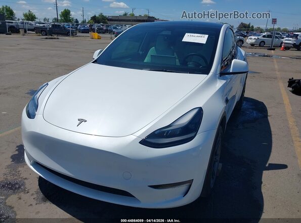 7SAYGDEE9RF115689 2024 TESLA MODEL Y White წინა მარცხენა ხედი სამი მეოთხედიდან