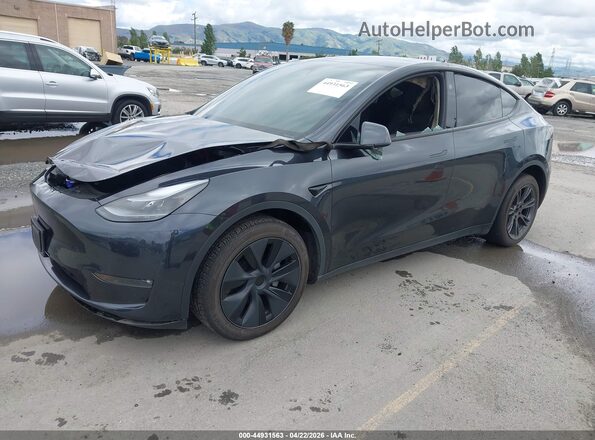 7SAYGDEE9SF295469 2025 TESLA MODEL Y Gray წინა მარცხენა ხედი სამი მეოთხედიდან