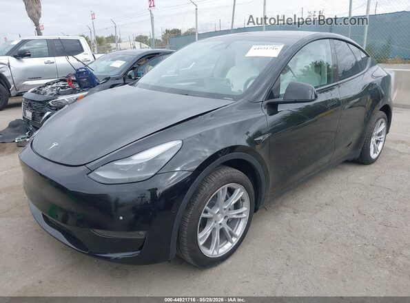 7SAYGDEEXRA236129 2024 TESLA MODEL Y Черный Передняя левая четверть