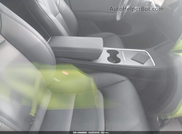 7SAYGDEEXRA262679 2024 TESLA MODEL Y Gray წინა სალონის ხედი