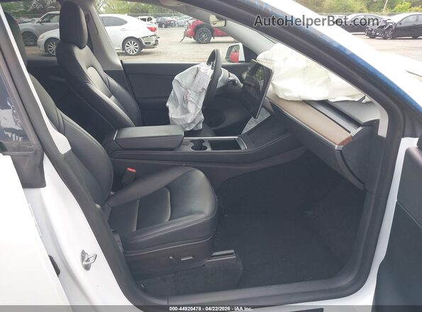7SAYGDEF0NF448138 2022 TESLA MODEL Y White Front interior view