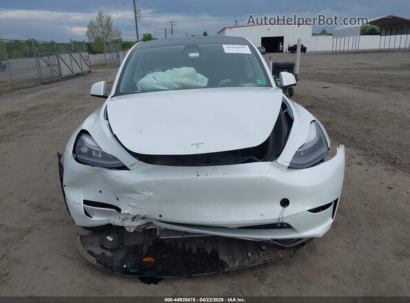 7SAYGDEF0NF448138 2022 TESLA MODEL Y White Rear interior view