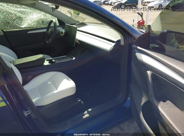 7SAYGDEF1RA285373 2024 TESLA MODEL Y Blue Widok wnętrza z przodu