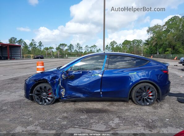 7SAYGDEF1RA285373 2024 TESLA MODEL Y Blue Widok wnętrza z tyłu