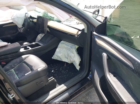 7SAYGDEF3RA311889 2024 TESLA MODEL Y Green Widok wnętrza z przodu